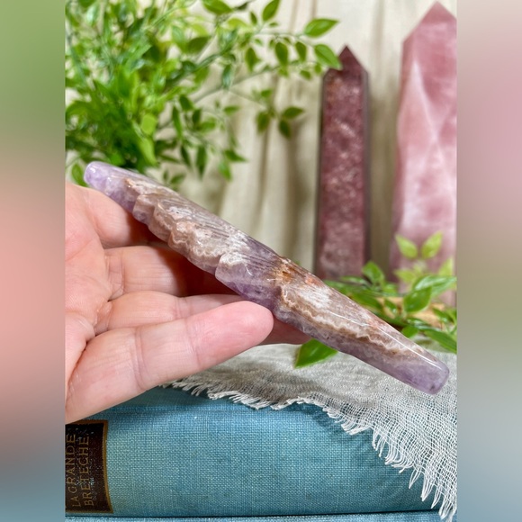 0424 Crazy Lace Agate with Purple Amethyst Crystal Feather Carving - Picture 4 of 8